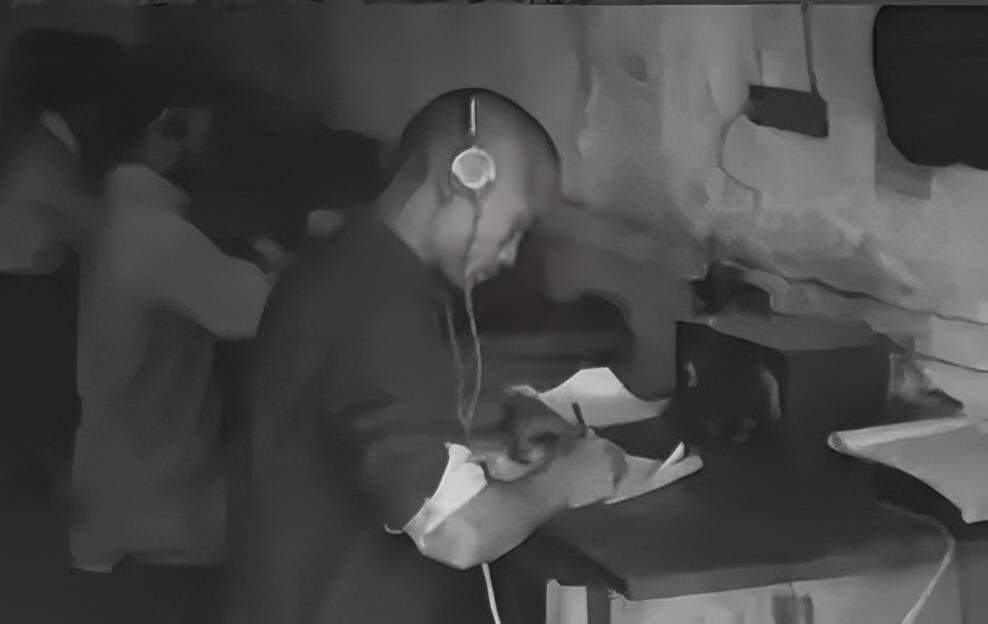 1942年，13名抗联战士被押赴刑场，鬼子举枪前，一名战士扑通跪下：“太君！我投