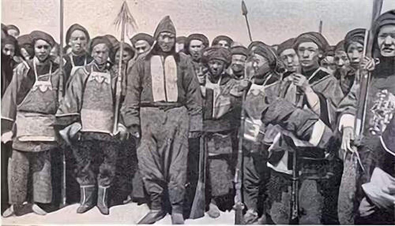 初中学义和团，当时历史老师都在嘲笑，骂其愚昧，竟然相信练功可以刀枪不入，还不是都