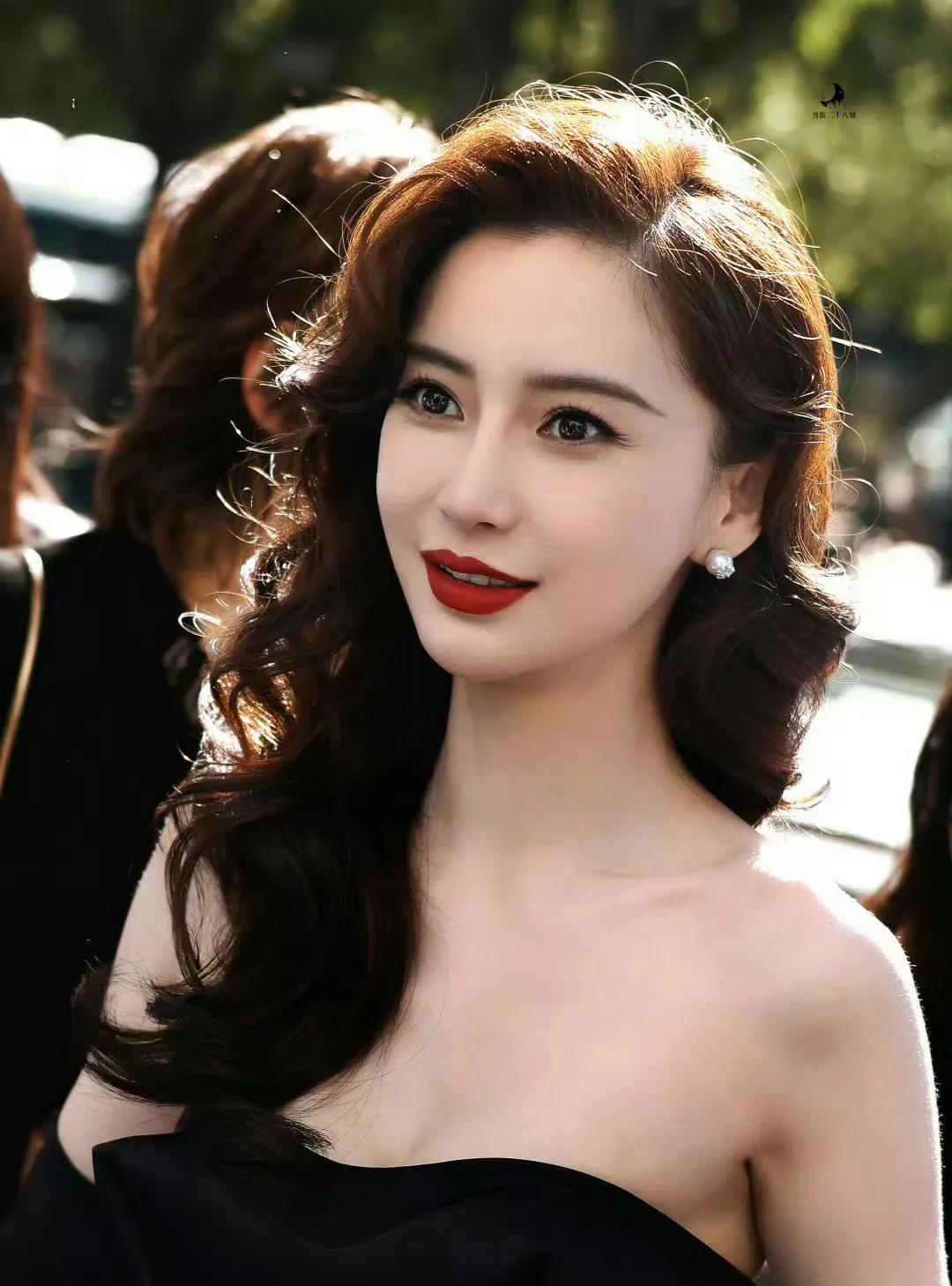 #Angelababy港风还得港女来#在时尚圈，每一场时装周都是一场没有硝烟