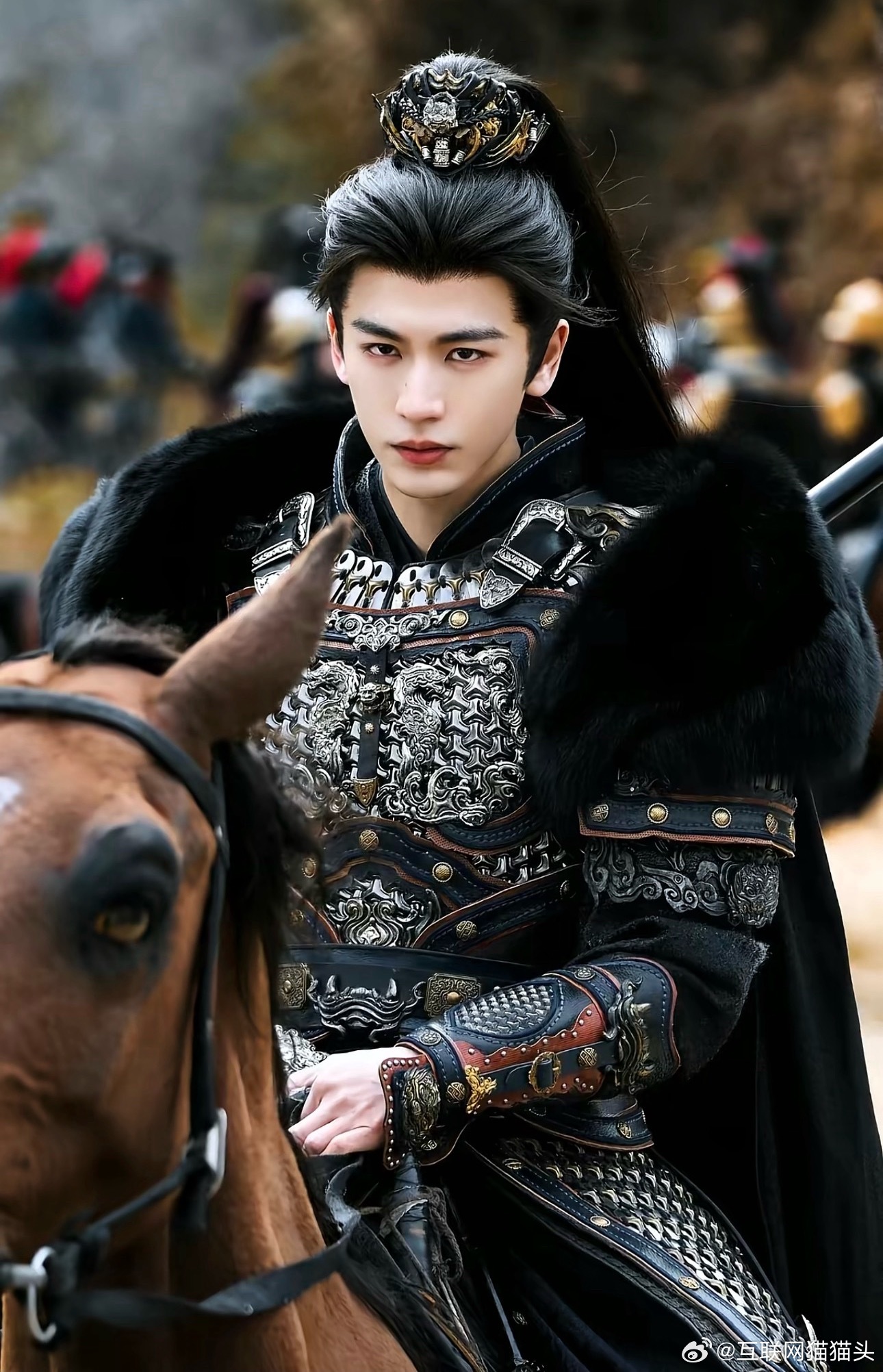 张凌赫李昀锐同款高马尾将军骑马造型，谁赢了？