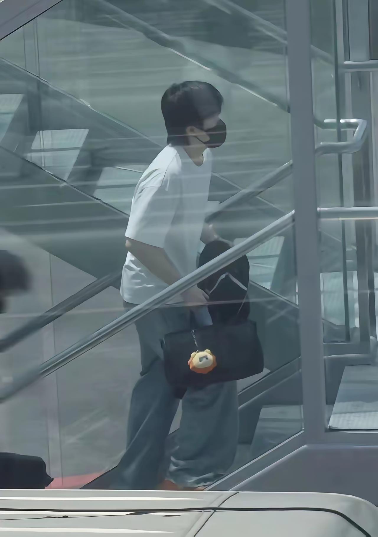 成都封训结束，国乒大部队今天晚上回京，马龙早上走了，王楚钦中午也走了，回