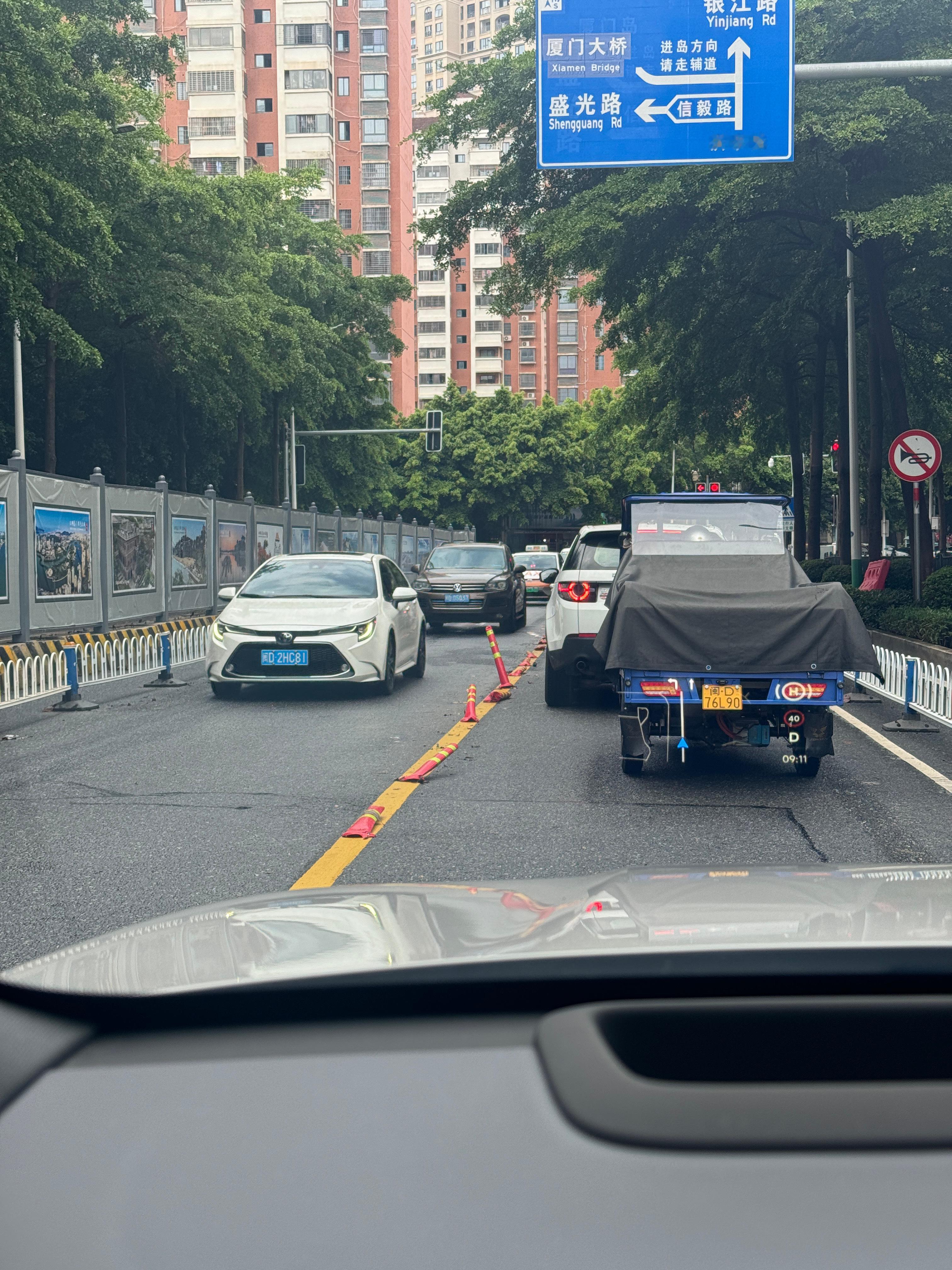 家附近修路，原本路面弄了一排塑料桩分隔车道。没几天就成这样了😂​​​