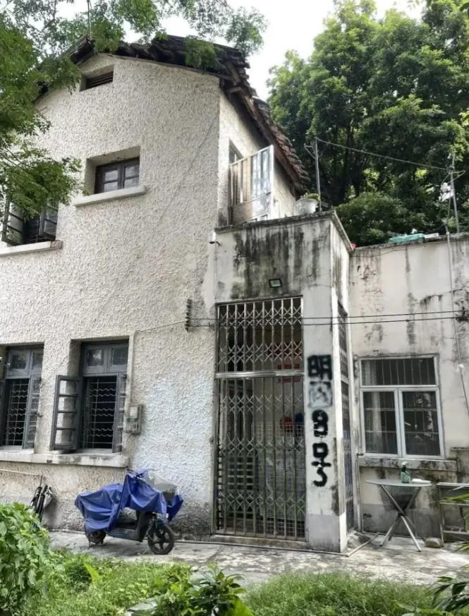 广州一女子为守祖宅，每月花两三千元请人看管，不料竟是引狼入室。如今她手握房产证却