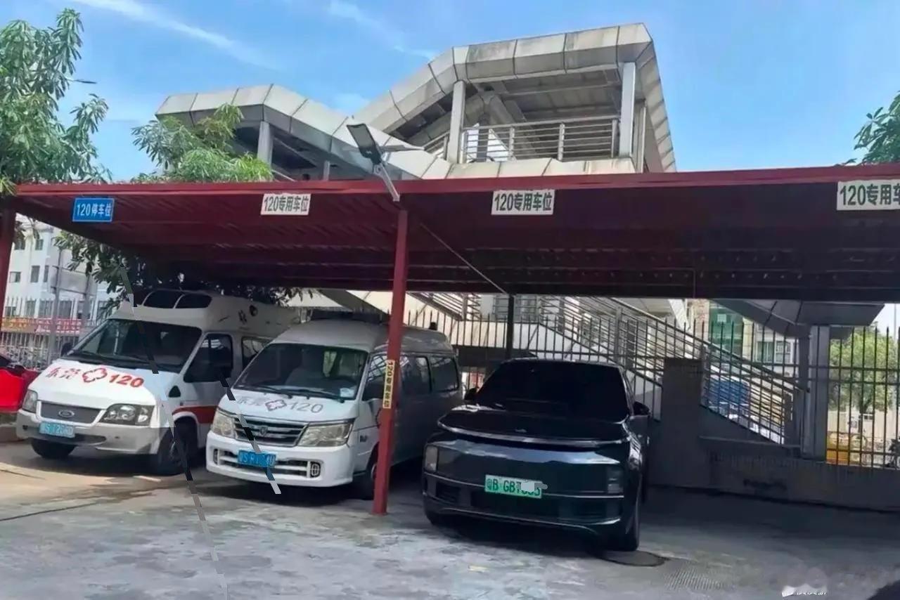 这不是停的很标准吗？为什么网上要黑理想车主呢？[捂脸哭]​​​