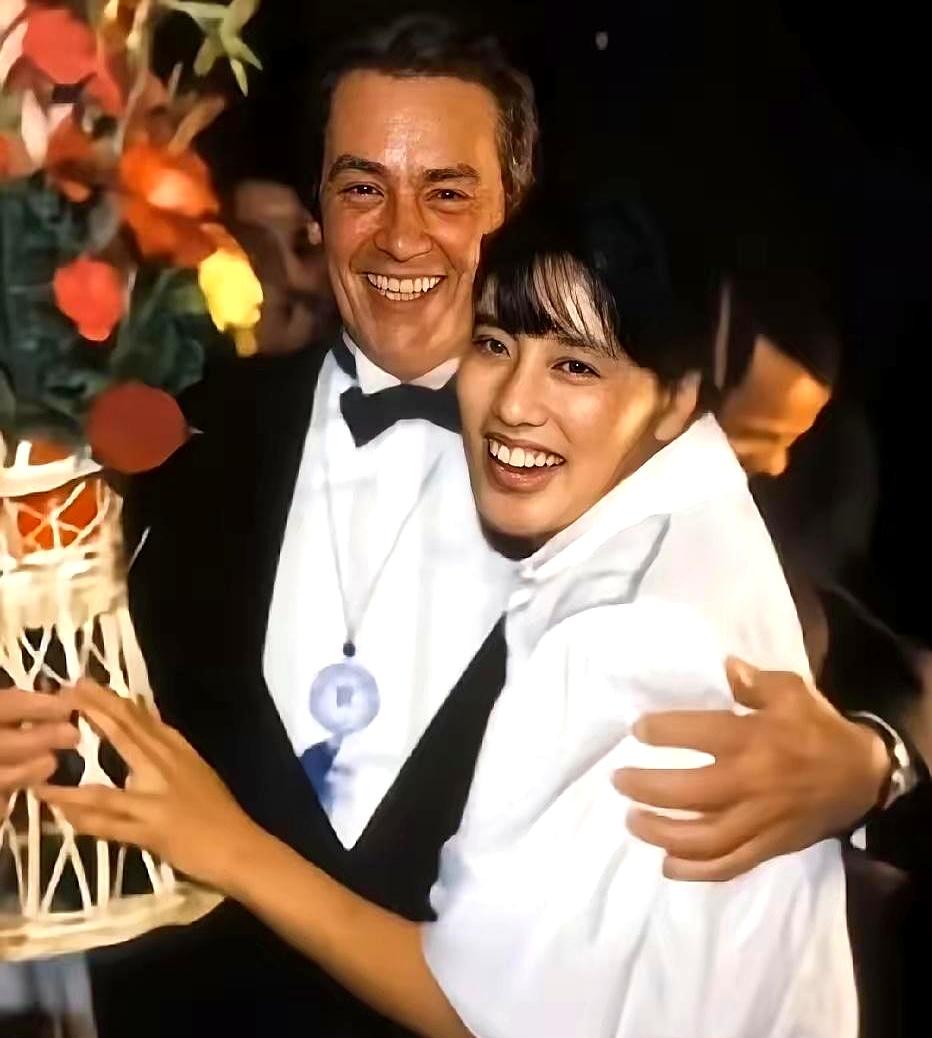 你敢信吗？大名鼎鼎的法国男神阿兰·德龙，当年居然在咱北京的马克西姆西餐厅里，当