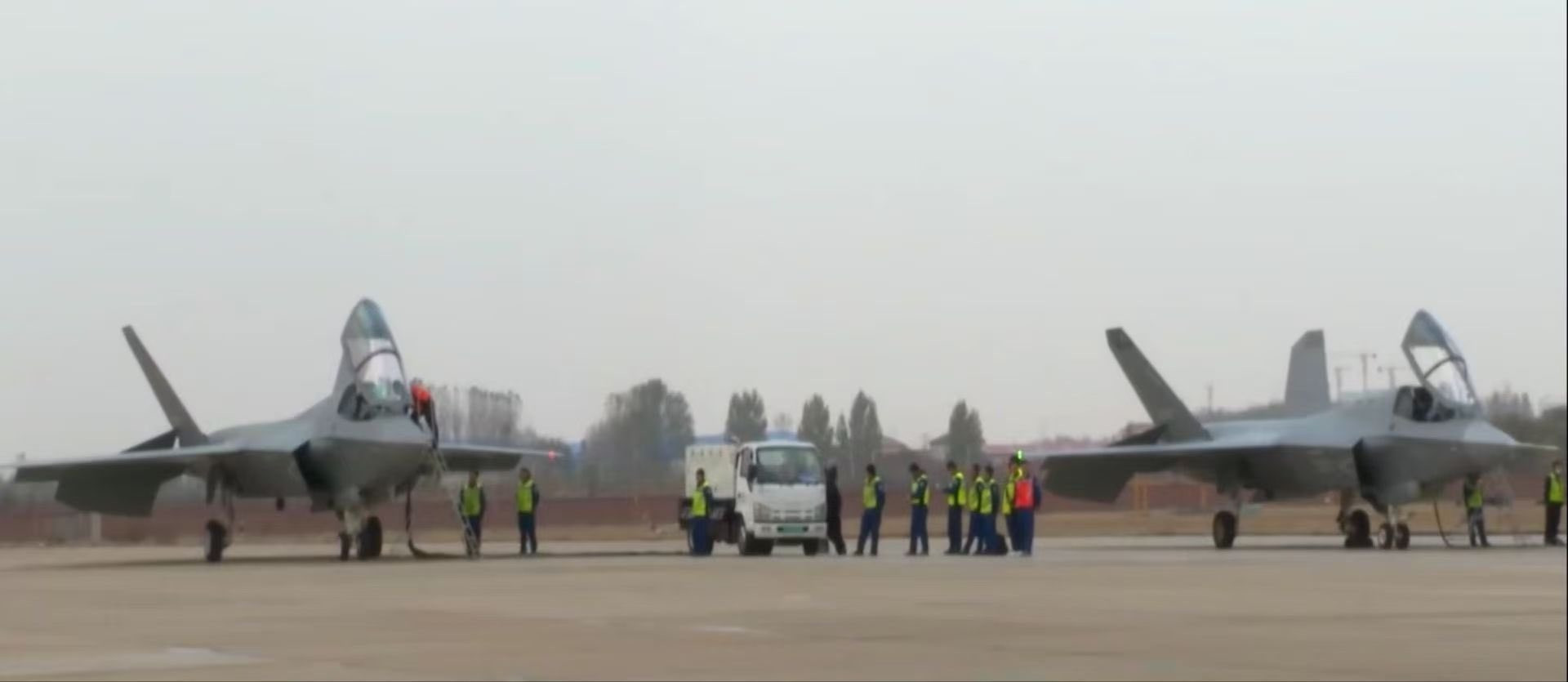 海军型和空军型歼35同框（图一）！你分得清谁是谁吗？有关歼35的好消息是越来
