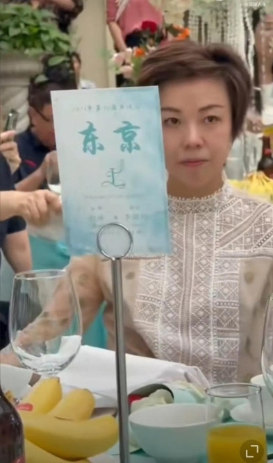 6月7号那天，李隼家闺女结婚了。新娘子穿婚纱的时候，脖子上啥都没戴，看起来挺
