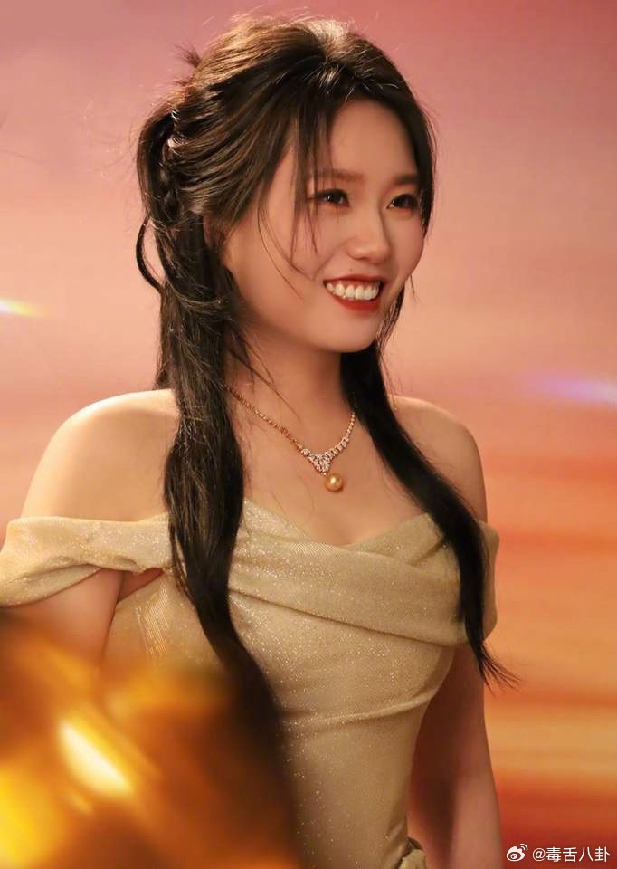 李雪琴美成这样了李雪琴现在确实不一样了，不是瘦了这么简单，是那种由内而外的舒展