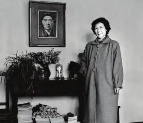 1953年，徐悲鸿猝然离世，几年后，他的妻子廖静文改嫁还生了一个儿子，可是对外她