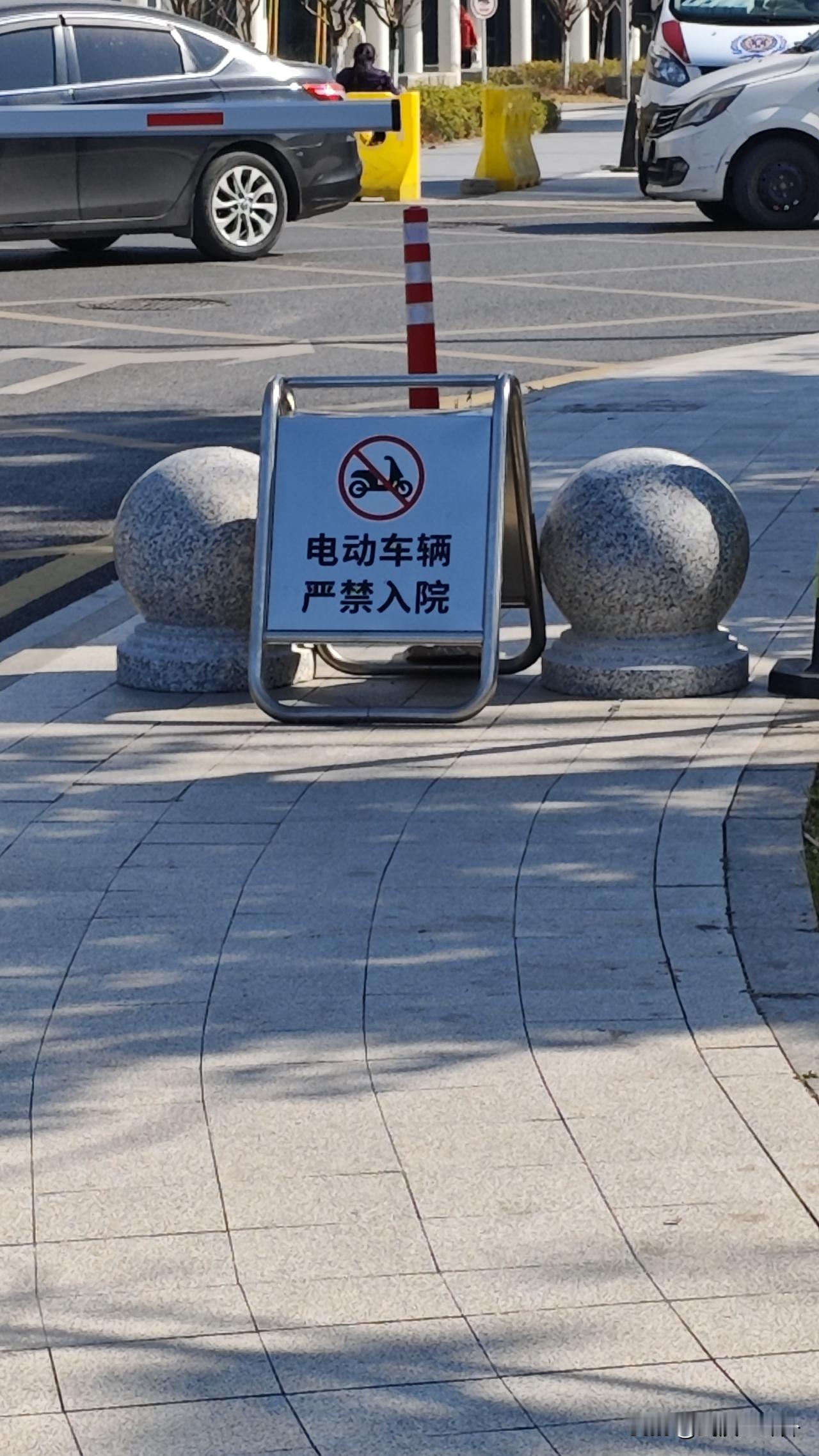 武汉市第一医院盘龙城院区，开始不让电瓶车进去里面了，他们有自己的考虑可以理解，一