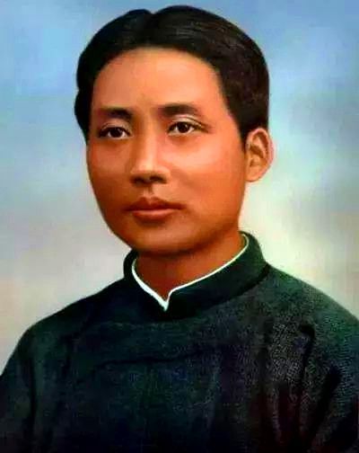 1950年，铁匠朱其升看到每家每户都挂毛主席像，悄悄对妻子说道：你说神奇不，毛主