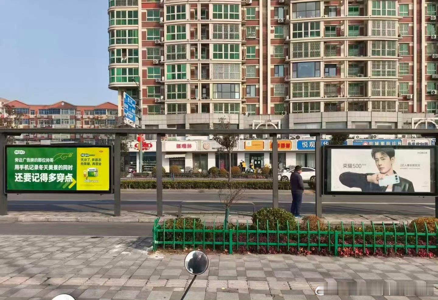 旁边广告牌那位帅哥没错，肖战大帅哥