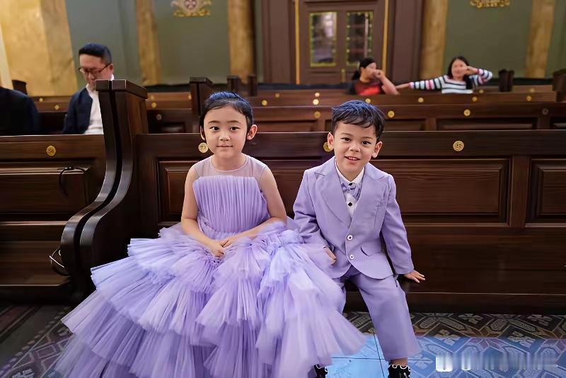 87岁刘诗昆带幼子幼女亮相俄罗斯，外貌反差被误认爷孙