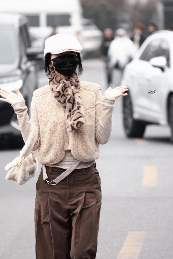 虞书欣豹纹小猫咪虞书欣撞色穿搭造型虞书欣豹纹小猫咪，虞书欣撞色穿搭造型，满