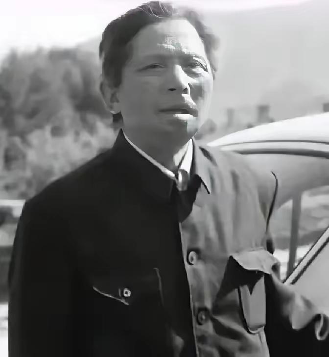 1971年，黑龙江一退伍老兵去打油，偶然瞥见油票印章上的名字，大惊失色。原部队军