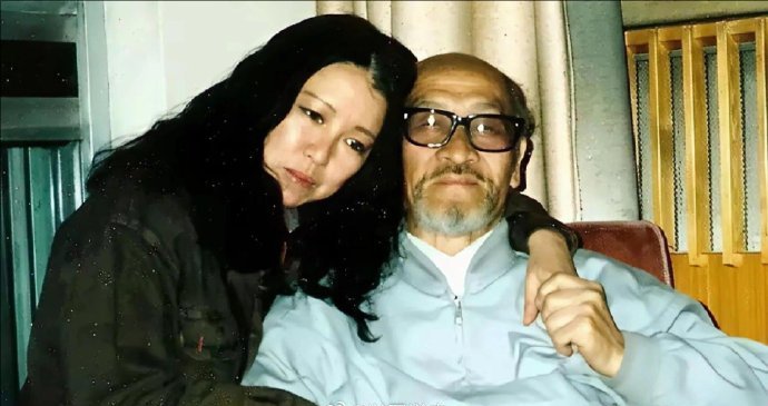 1990年，47岁的三毛在准备离开乌鲁木齐时，紧紧抱住了快80岁的王洛宾，泪流满