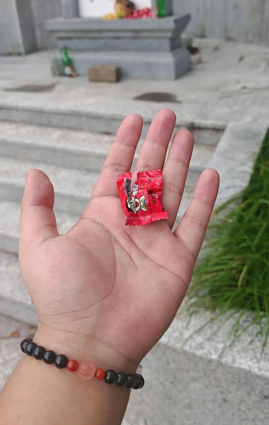 “太神奇了！”浙江杭州，男子独自爬山时突发低血糖，在烈士墓前休息，意识逐渐模糊，