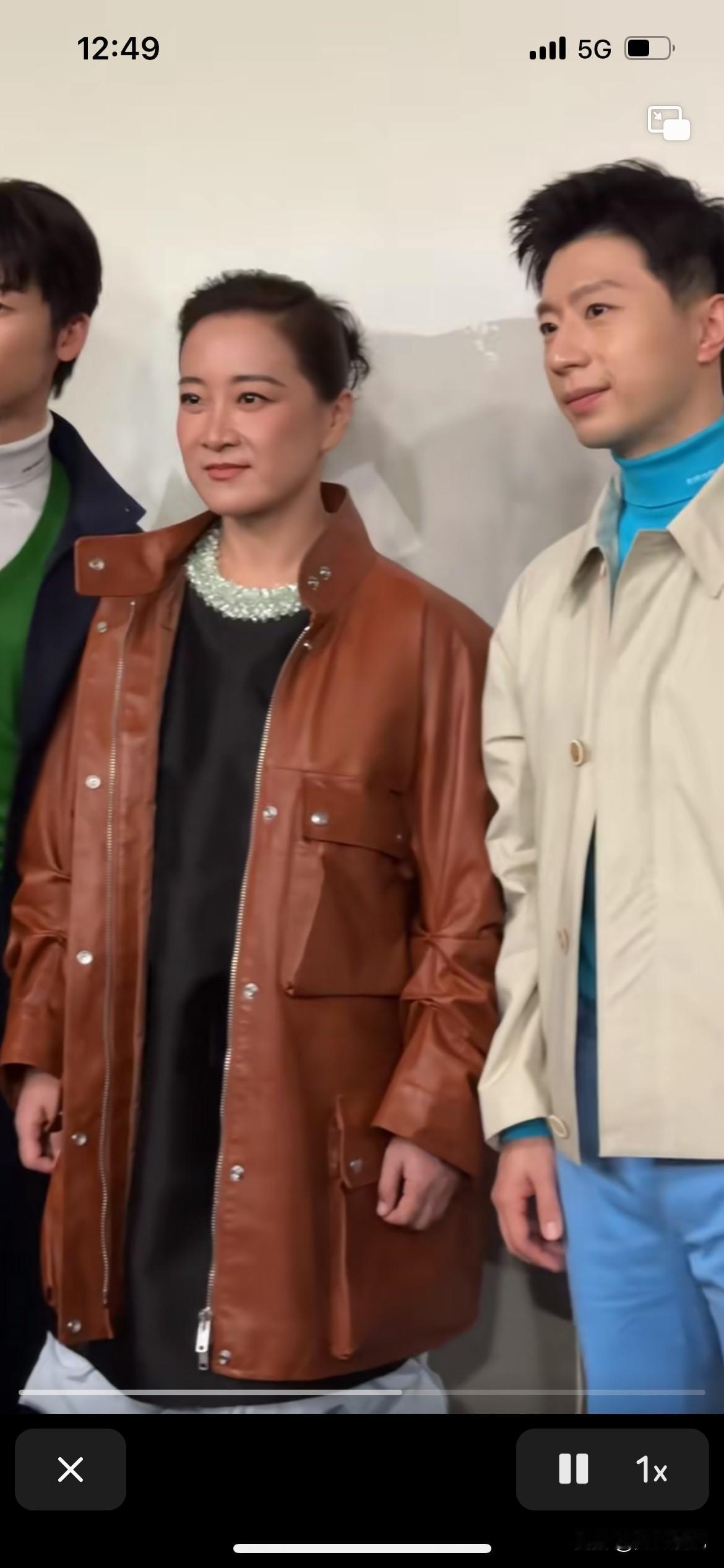 天啊都认不出这是谁啊，是不是贾玲老师啊，减肥减成另外一个人，完成不像肥胖的样子。