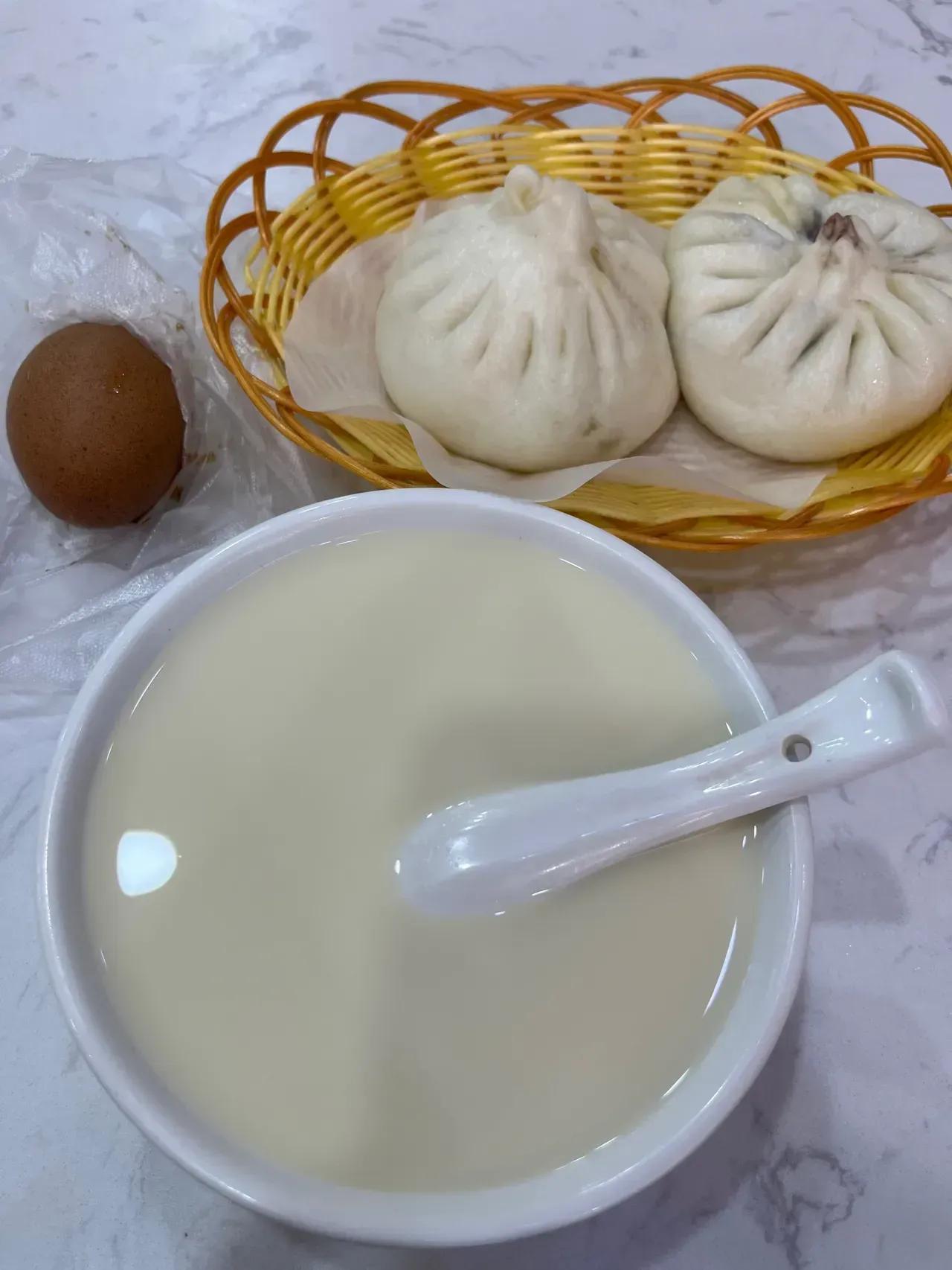 今天吃早餐感觉被坑了！小区旁边新开了一家包子铺，今天早上和老婆去锻炼身体，回家