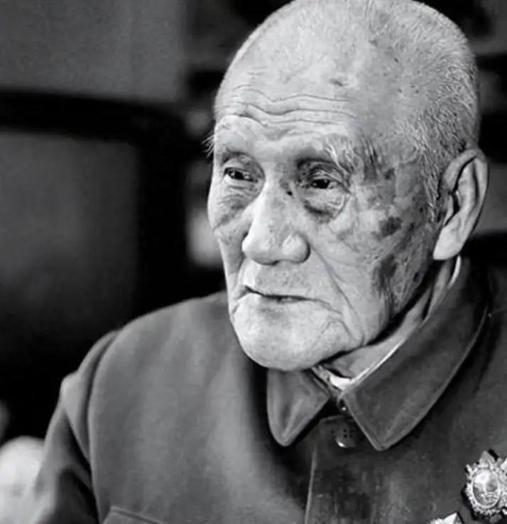 1941年延安，毛主席去食堂时，一个人拎着削尖的木棍朝毛主席后脑勺刺去，千