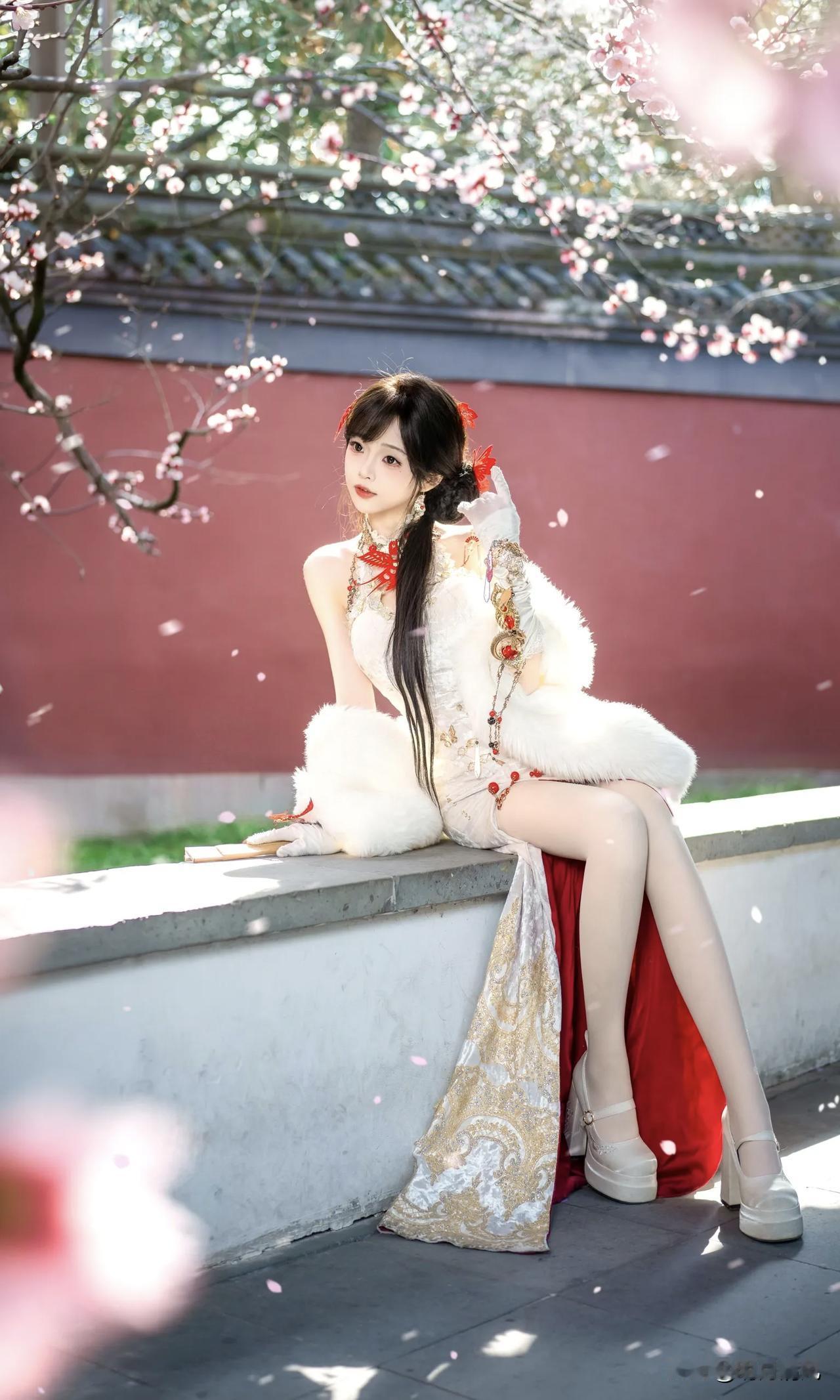 红墙底下拍古风，我最喜欢那个回眸抱披肩的动作。小姐姐穿白色旗袍，外头罩个毛绒