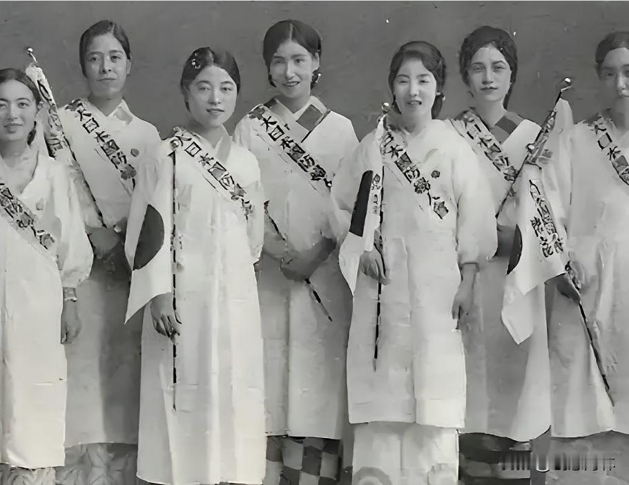 南京大屠杀时，一个日军少尉把婴儿挑在刺刀尖上拍照寄给妻子。他妻子回信中写："干得