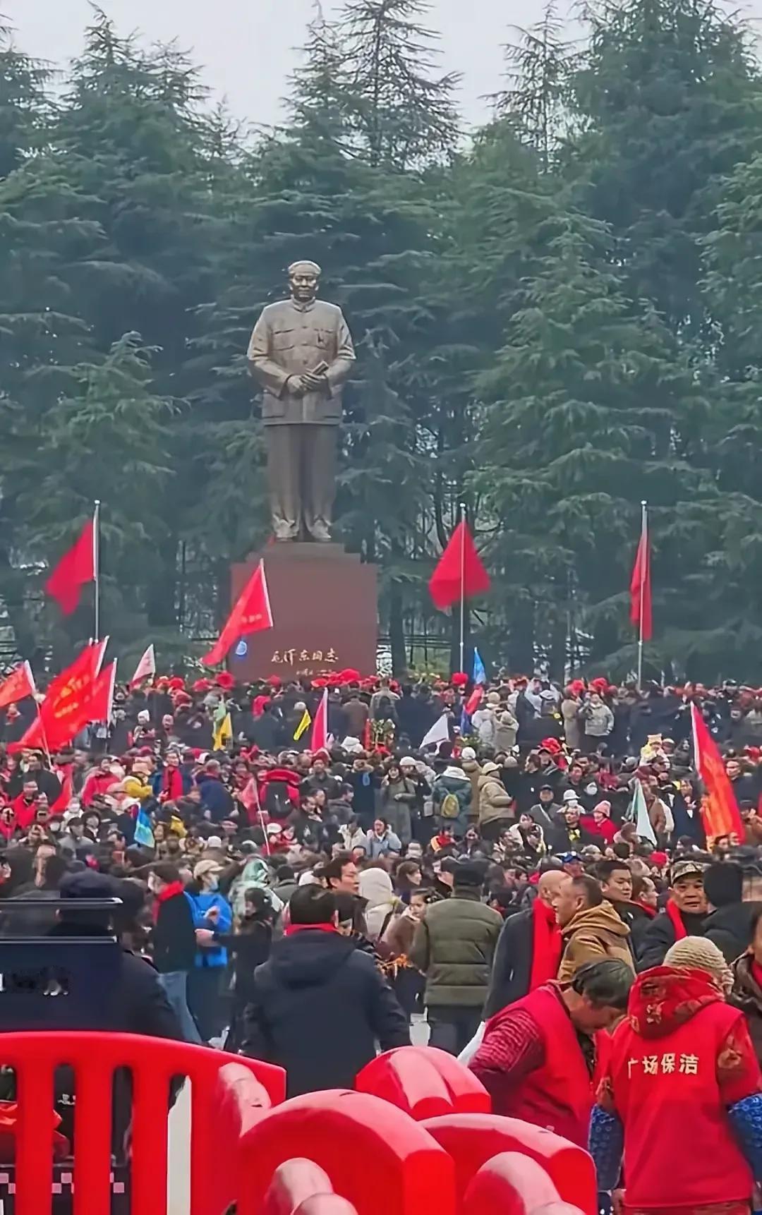 万民拥戴毛主席，美誉永留岁月长！