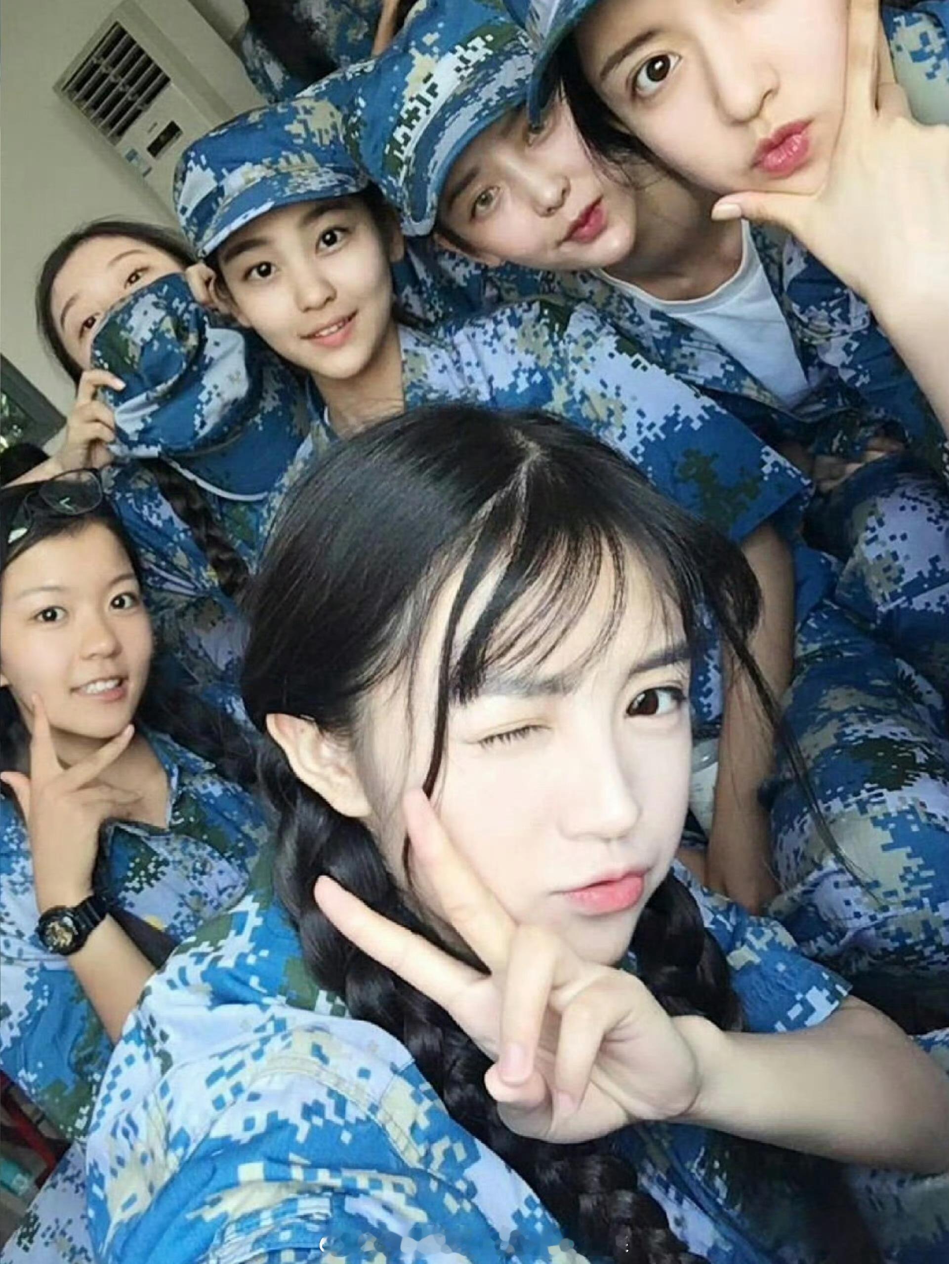 考古田曦薇大学军训照，白的发光，仿佛跟其他人不在一个图层，完全是校花级别的存在！