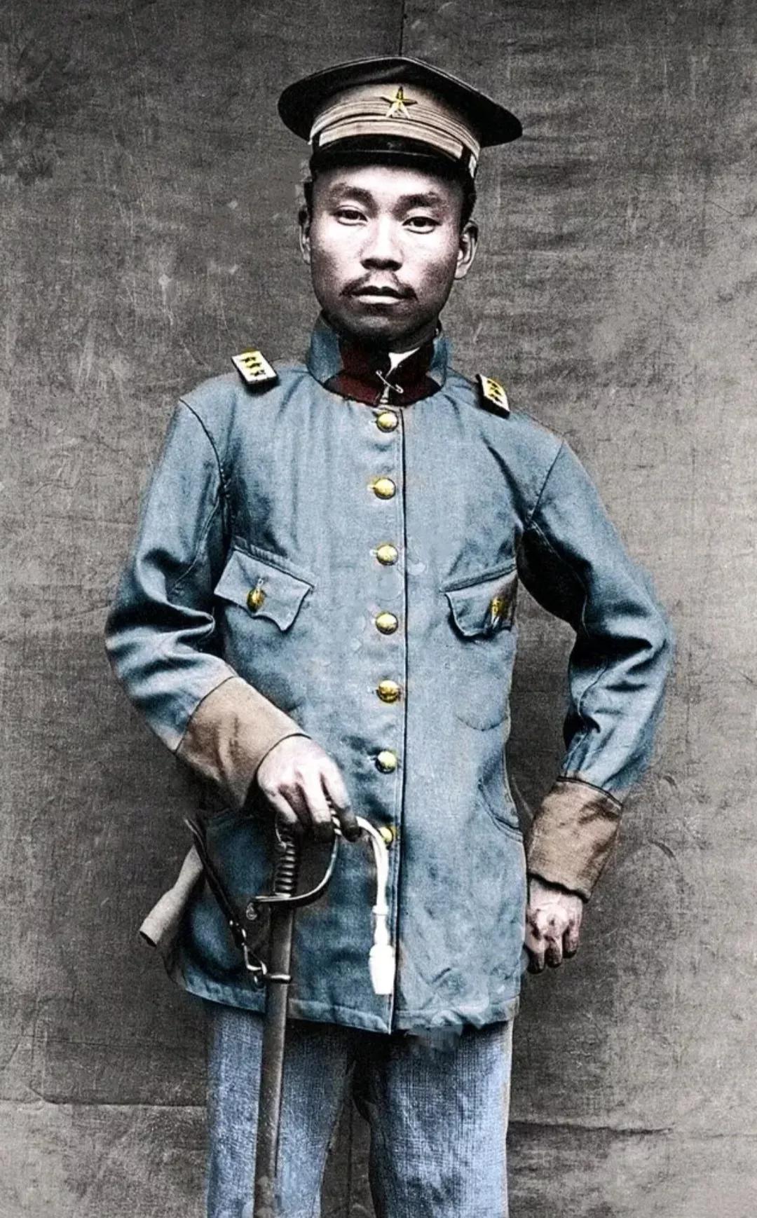 当年的军阀，大多是草台班子，各方面都很不正规，军装粗制滥造，军衔胡乱授予，弄得中