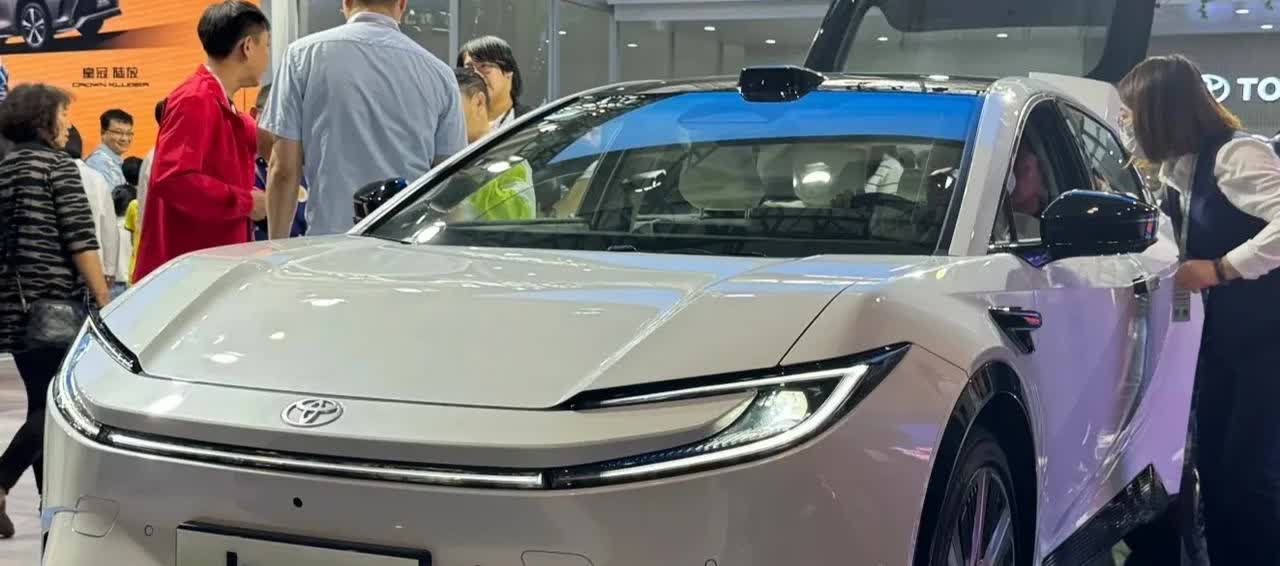 新能源VS经典燃油！丰田BZ5轿跑SUV与RAV4荣放终极对决，看完秒懂怎么选！