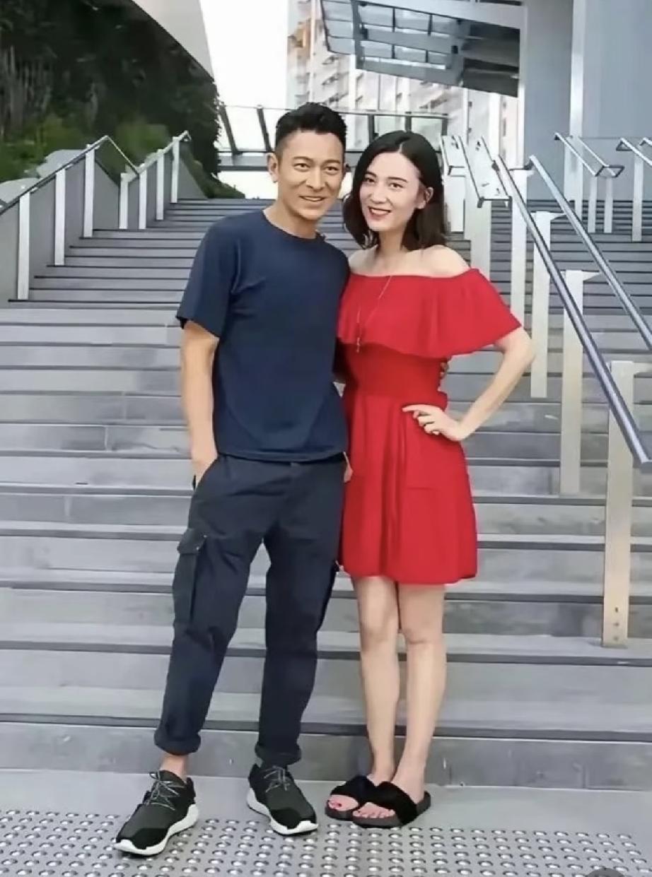 刘德华和宋佳的合照，穿红色裙子的宋佳在刘德华身边，有点小鸟依人的感觉；章子怡何