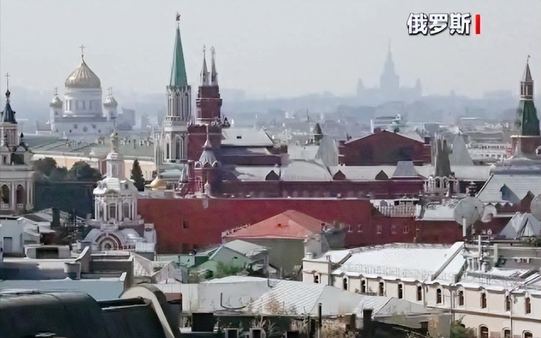 如今的俄乌又玩出全新打法，眼看俄罗斯首都莫斯科最近直接被无人机围了个水泄不通，连