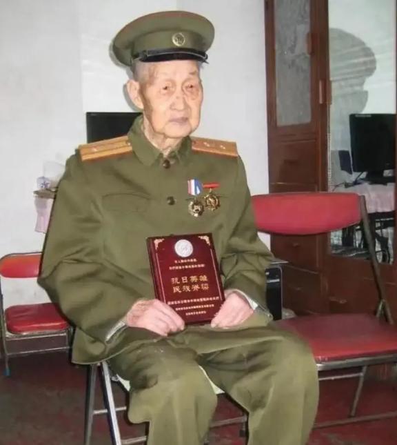 2009年，作家方军突然接到96岁抗战老兵的电话：“8年抗战全参与，负伤3次，却
