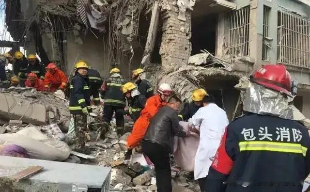 一声巨响后，包钢的火光里照见了谁的脸？01凌晨3点17分，朋友圈先爆炸