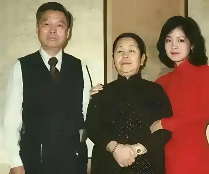 #分享充满回忆的老照片#1975年的时光，定格在这张珍贵的照片里。22岁的邓丽