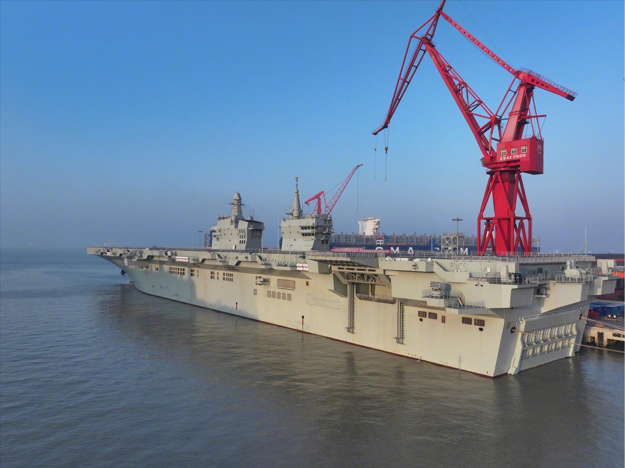 今天上午9时许，我国076两栖攻击舰首舰“四川舰”从上海启程，赴相关海域开展首次