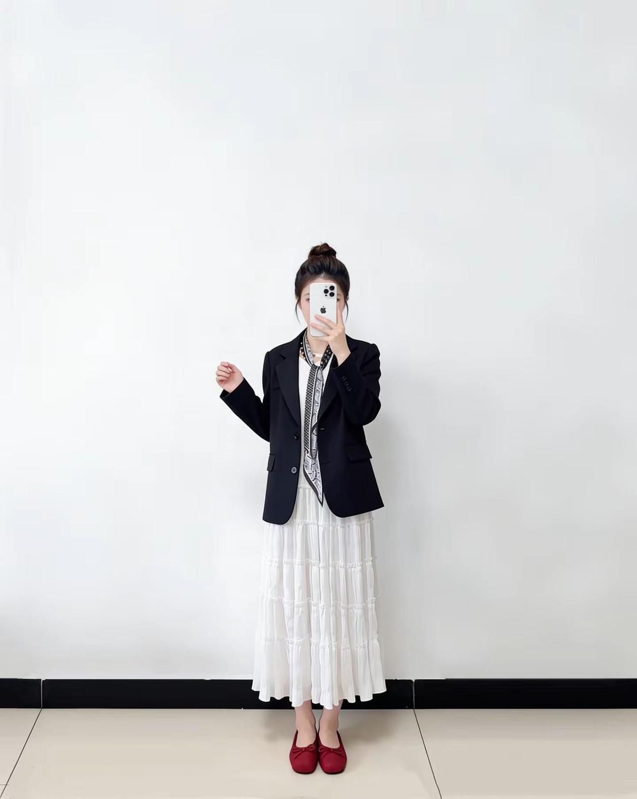 原歌家黑色西装版型好好！垫肩利落挺括，修饰溜肩窄肩上身挺拔显瘦，小个子轻松hol