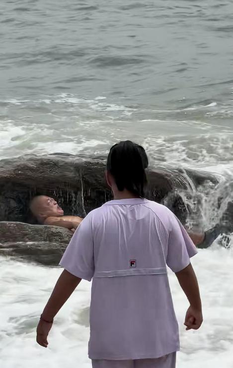 不作死就不会死！山东沿海的一个景区里，一个自以为天不怕地不怕的大哥，大摇大摆地坐