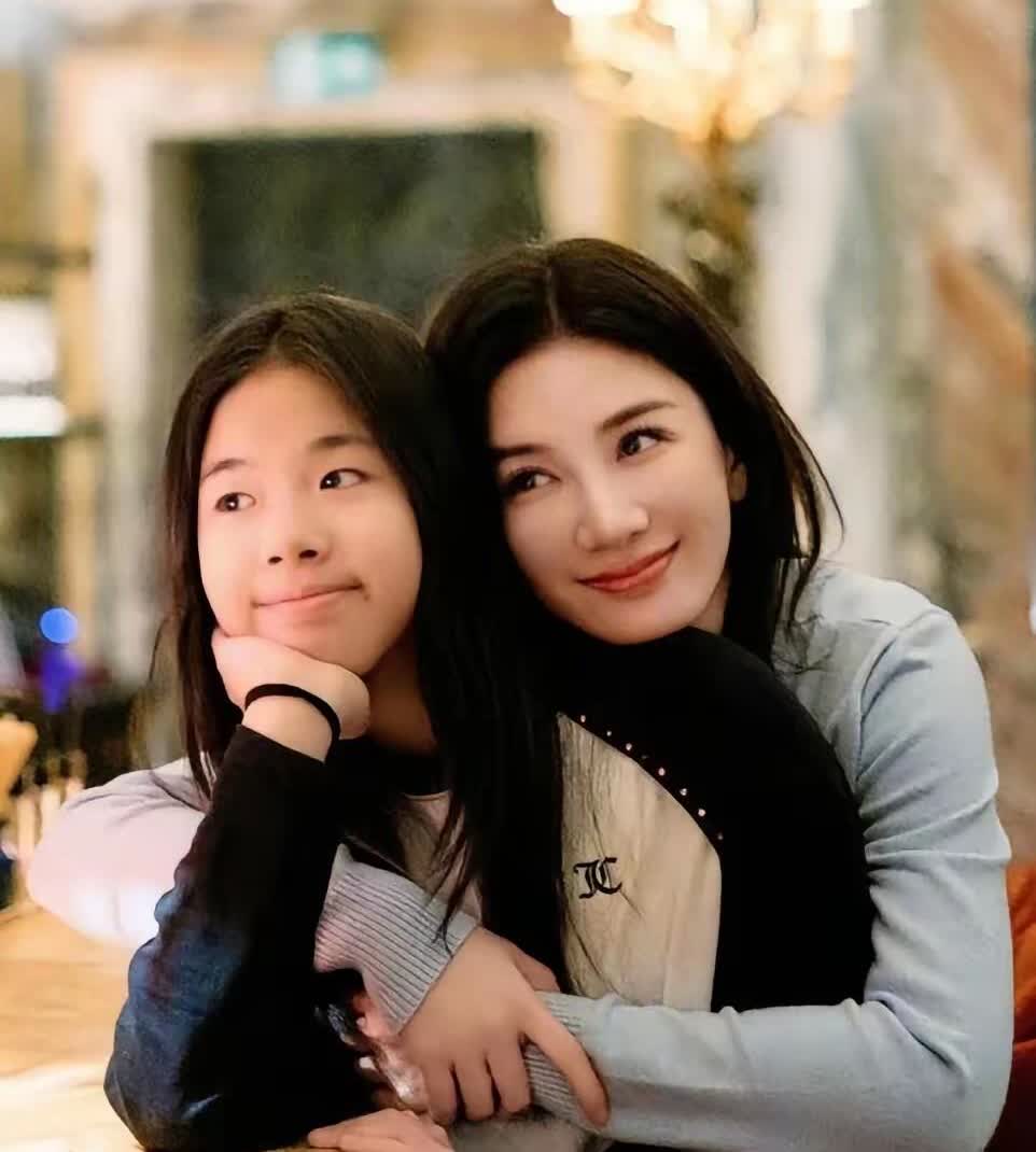 资本家的丑孩子，扎堆进娱乐圈，父母明明有钱有颜，星二代为何越生越丑？张艺谋的回答