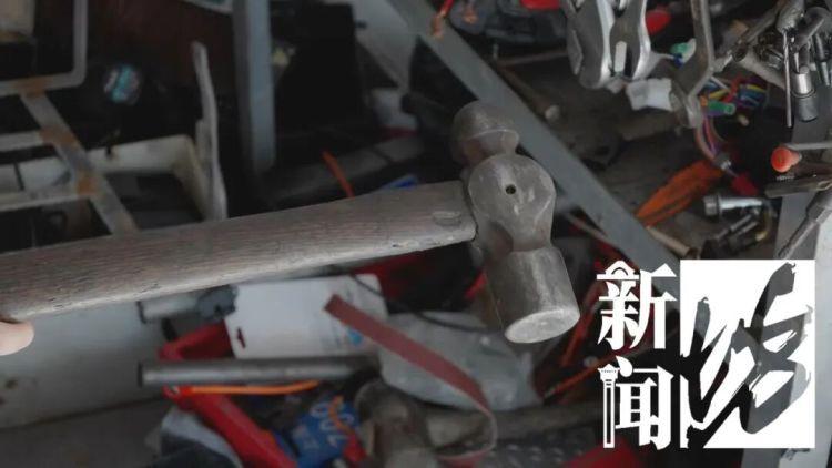 2023年，上海宝山，一名外卖员看见维修店店主正在殴打自己的同事，还拿起了铁锤，