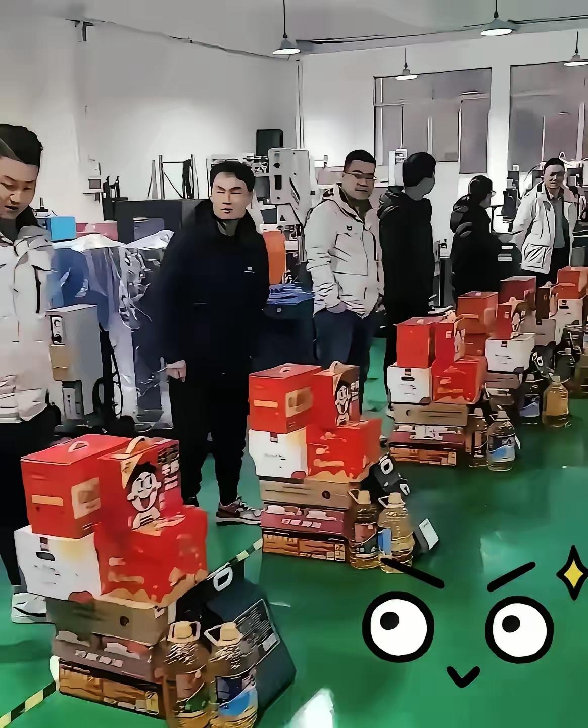 今天刷到个离谱的！公司发福利发到员工想辞职。​1.公司年货堆成山，员工个个苦