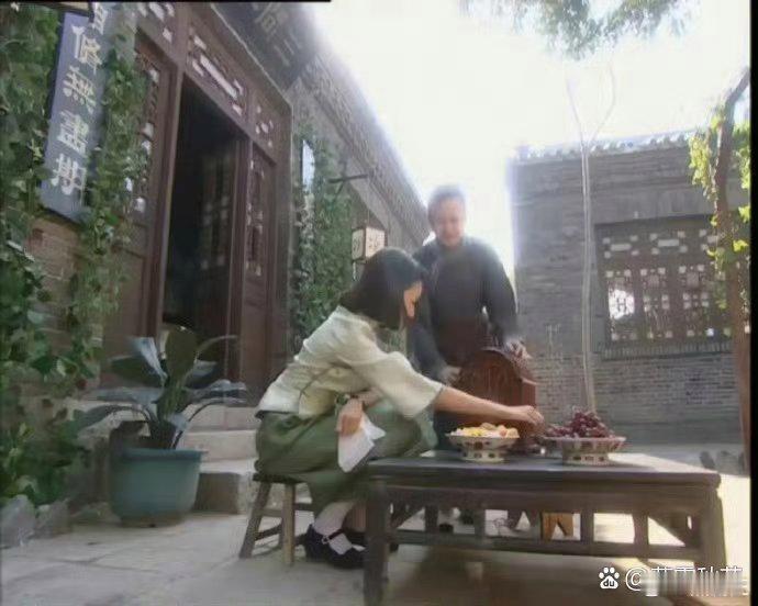 其实《金粉世家》冷清秋家庭条件真不算穷，毕竟那时候都没多少人有吃下午茶的条件！