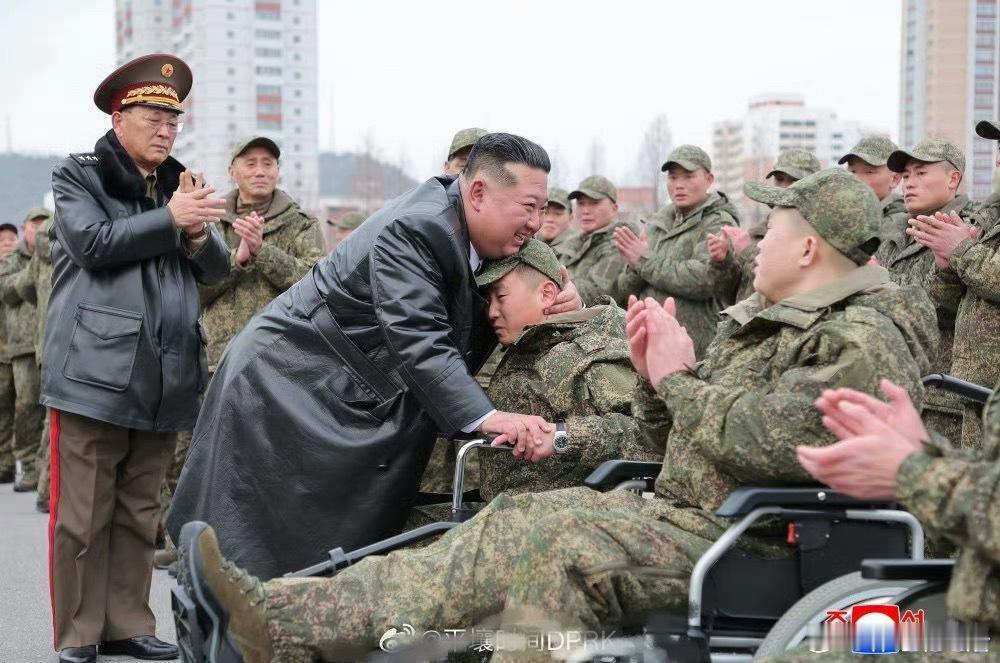 一次，元帅到医院看望伤员，元帅拥抱断腿的伤兵后说：不要紧祖国不会忘记你们的功勋，