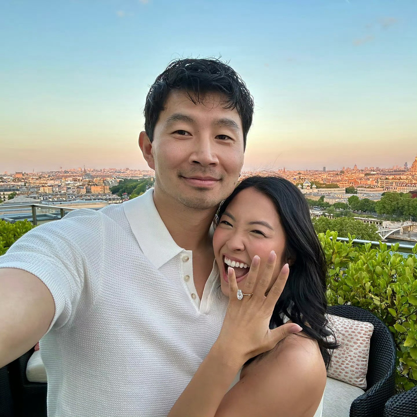 欧美八卦新闻，刘思慕和女友AllisonHsu在巴黎订婚了[扁嘴]。💍钻戒