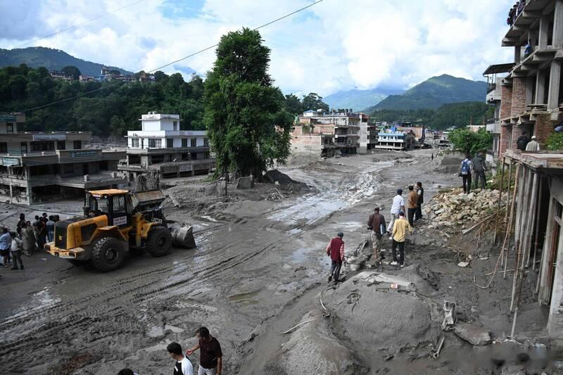 洪水冲击尼泊尔边境海关办公区40人中14人失联主任逃上高地幸免于难海外新鲜事