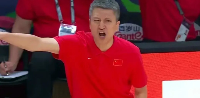 中国男篮可千万不要飘！小组赛三连胜，提前锁定男篮亚洲杯八强，媒体一片叫好。值