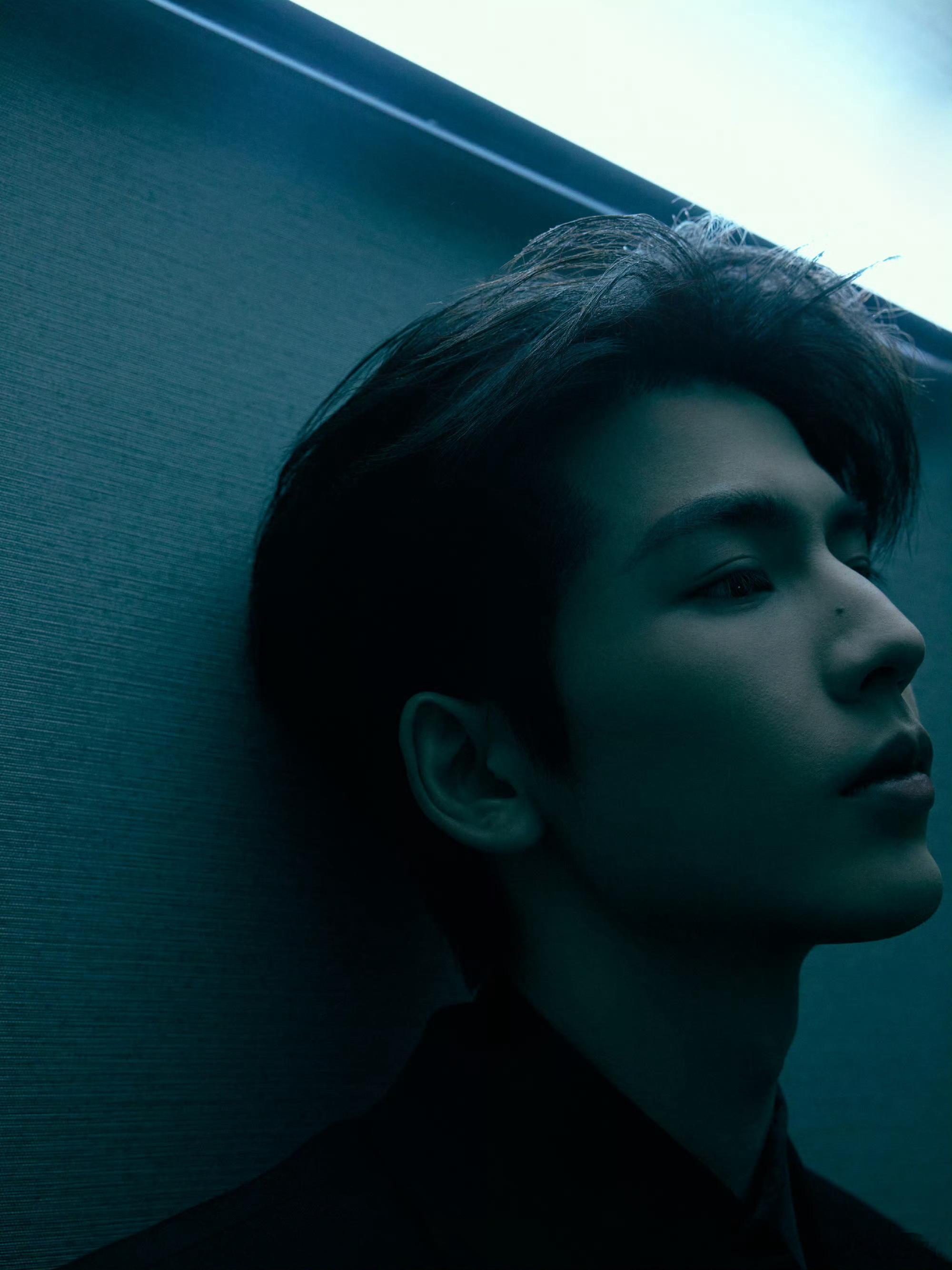 张凌赫顶美的统治力不必多言张凌赫帅得不知天地为何物张凌赫骨相凌厉精致，身形挺