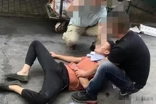 内蒙古包头，刑满释放人员赵某摆摊时和张某发生争执，张某抓住赵某的衣领打了他三拳，