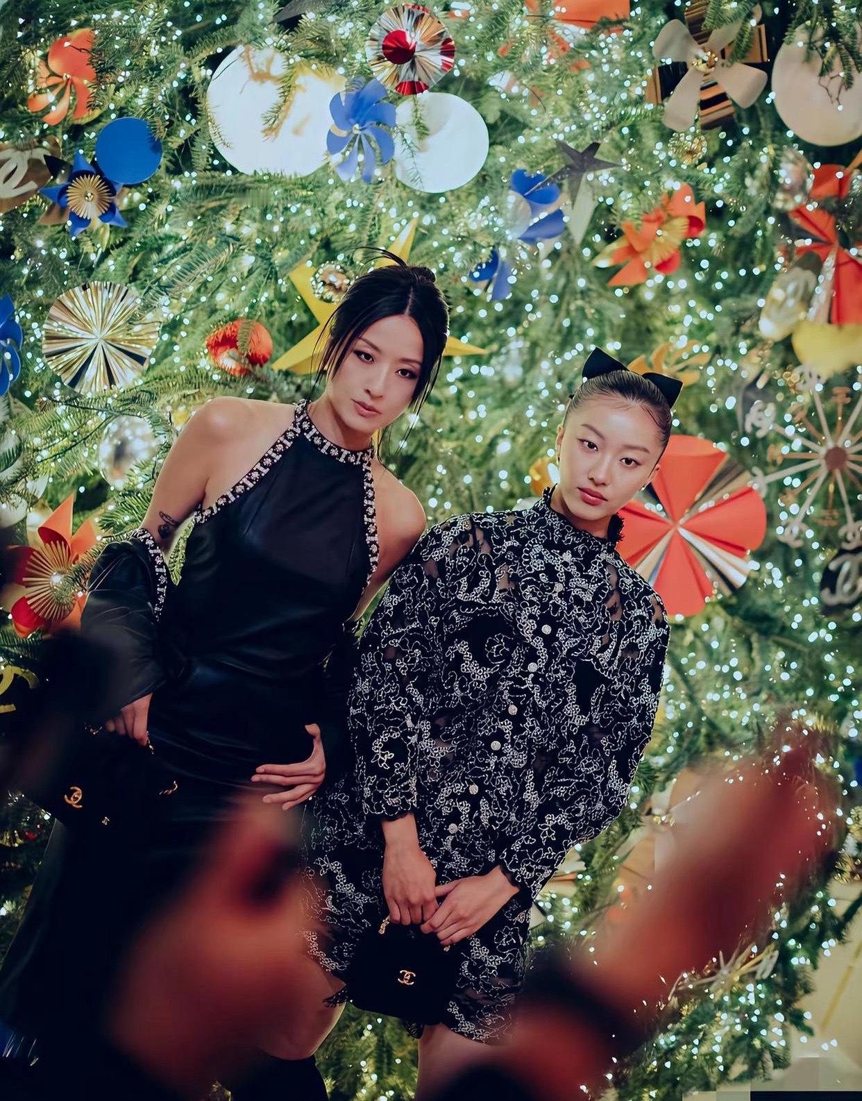 徐濠萦晒出带女儿陈康堤一起参加香奈儿晚宴的造型，51岁的徐濠萦几乎每次都是奇装异