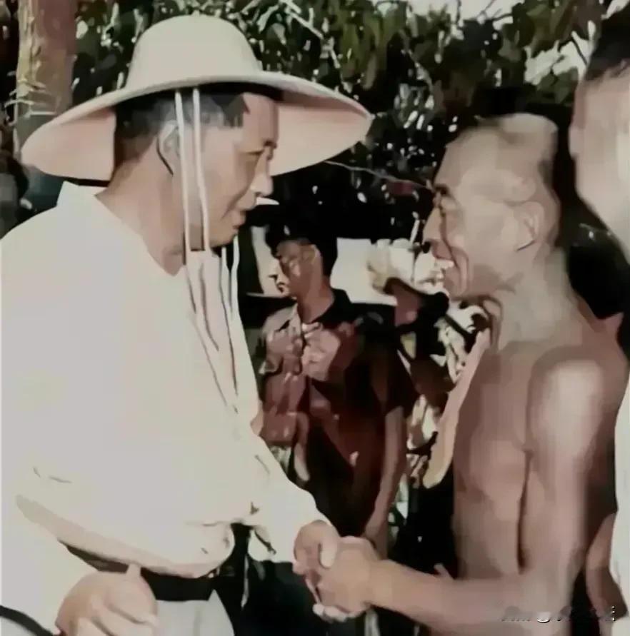 毛主席当年要求干部参加劳动，要求知识分子与人民群众相结合，提倡知识分子劳动化，劳